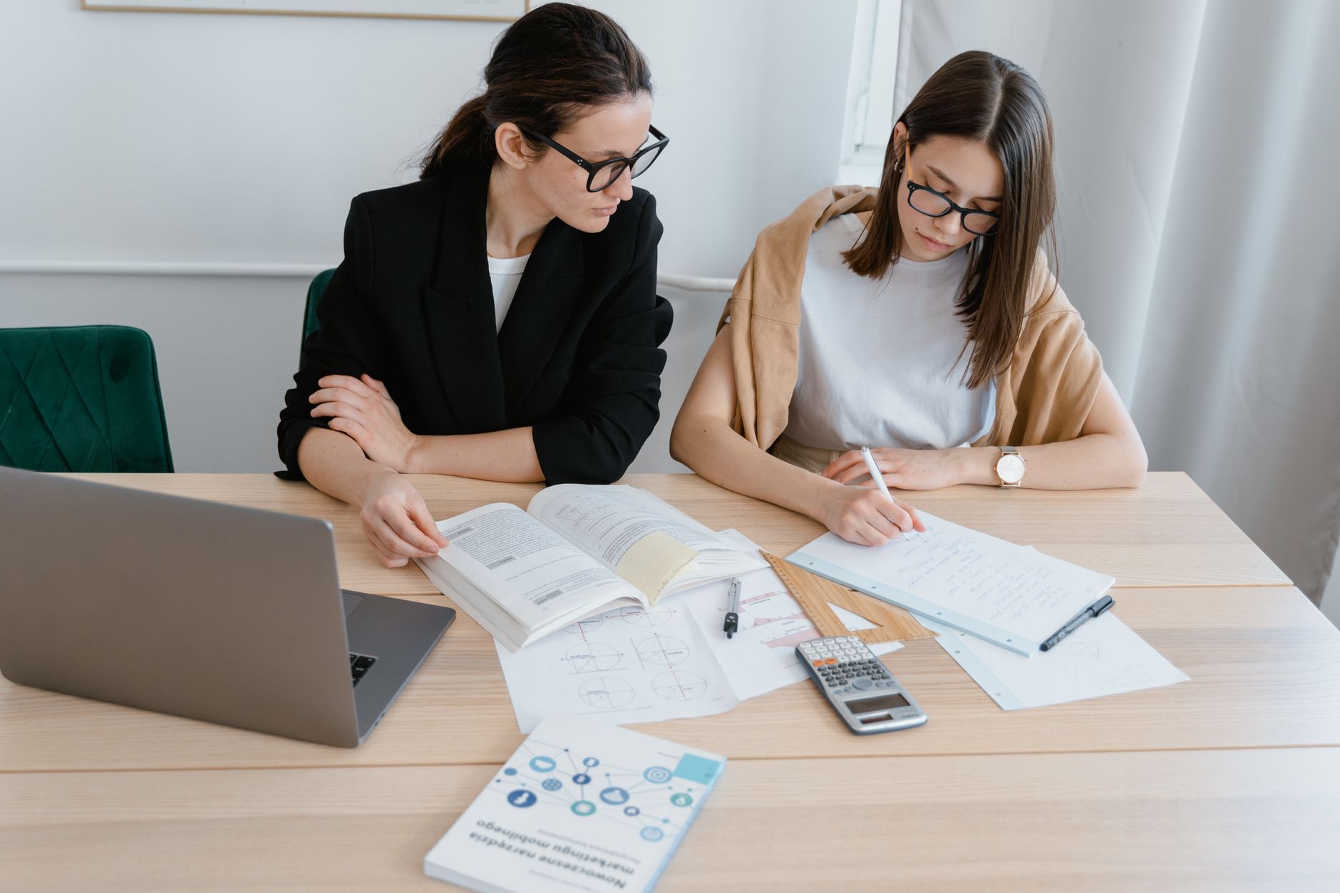 Илюстрация към темата: ESG сертификати: CFA, GRI, IFRS и GARP — кой за кого