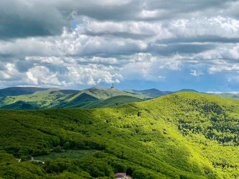 Планински горски пейзаж в България