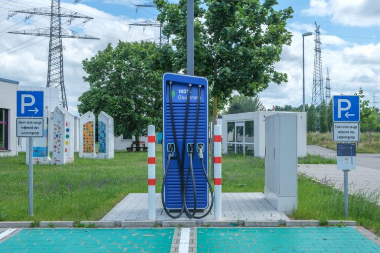 Зареждане на електромобил на зарядна станция